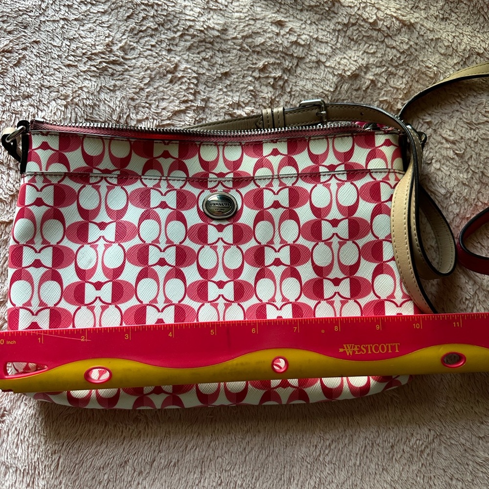 Purse is in very good condition.